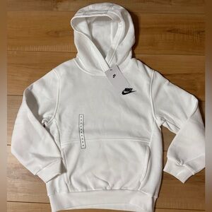 NWT Kids Nike Hoodie 🤍
Size M